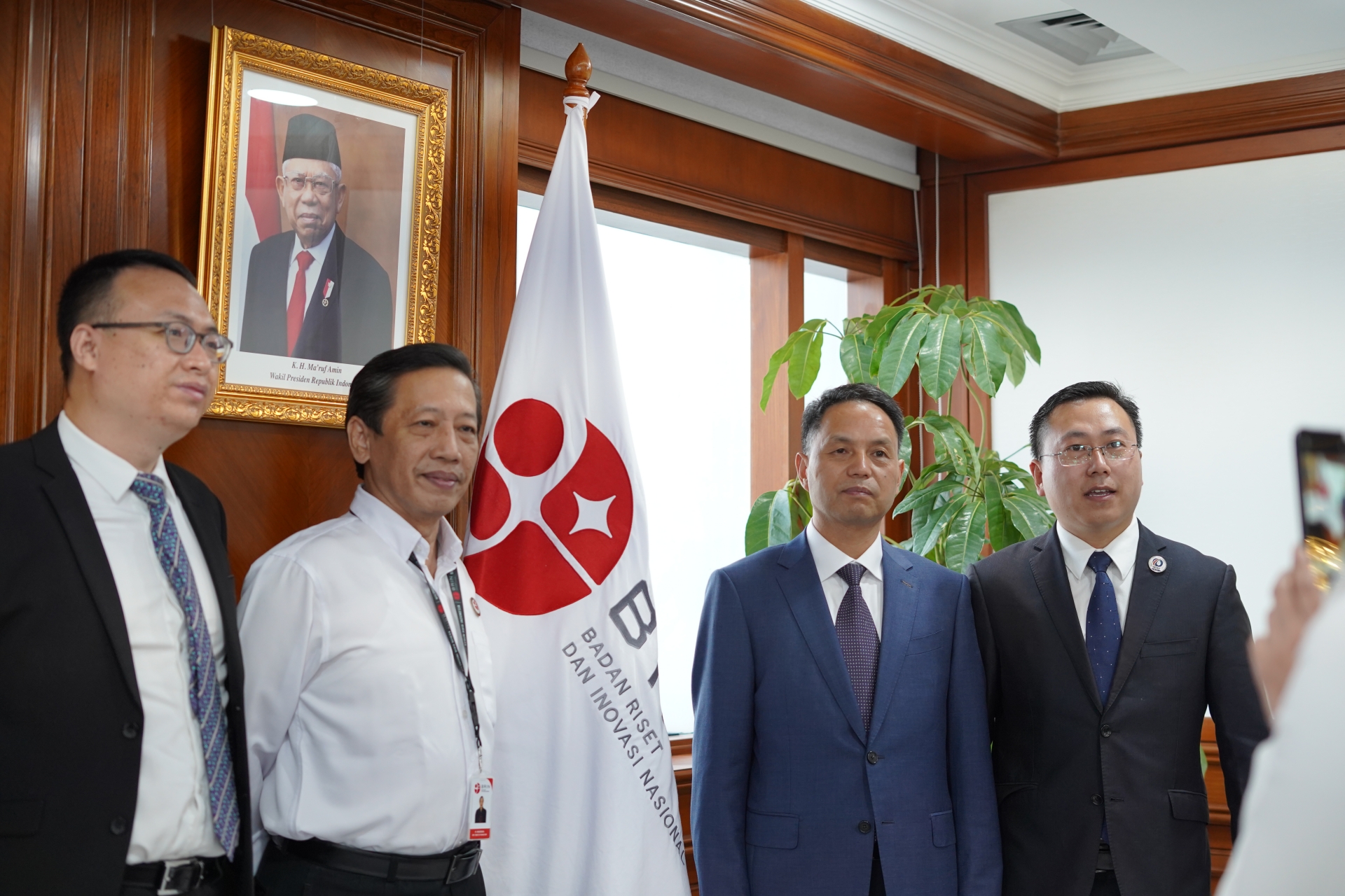 关于印度尼西亚代表团赢得胜利，晋级成功的信息