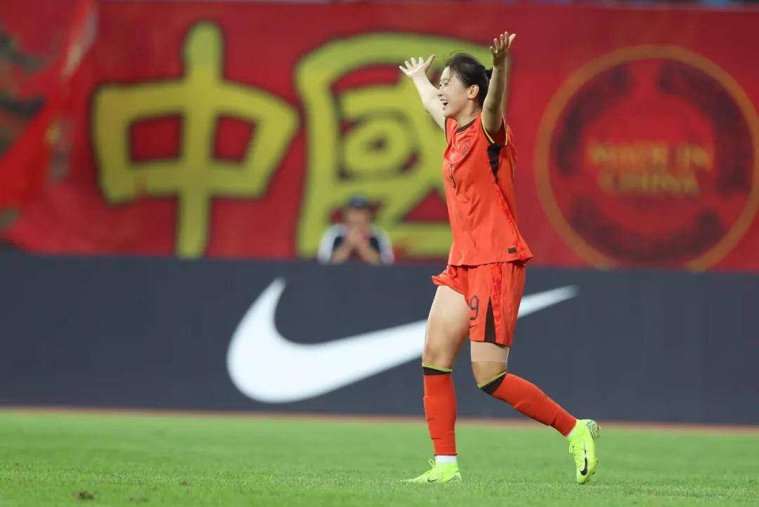 国内女足比赛紧张激烈，球员们全力以赴！