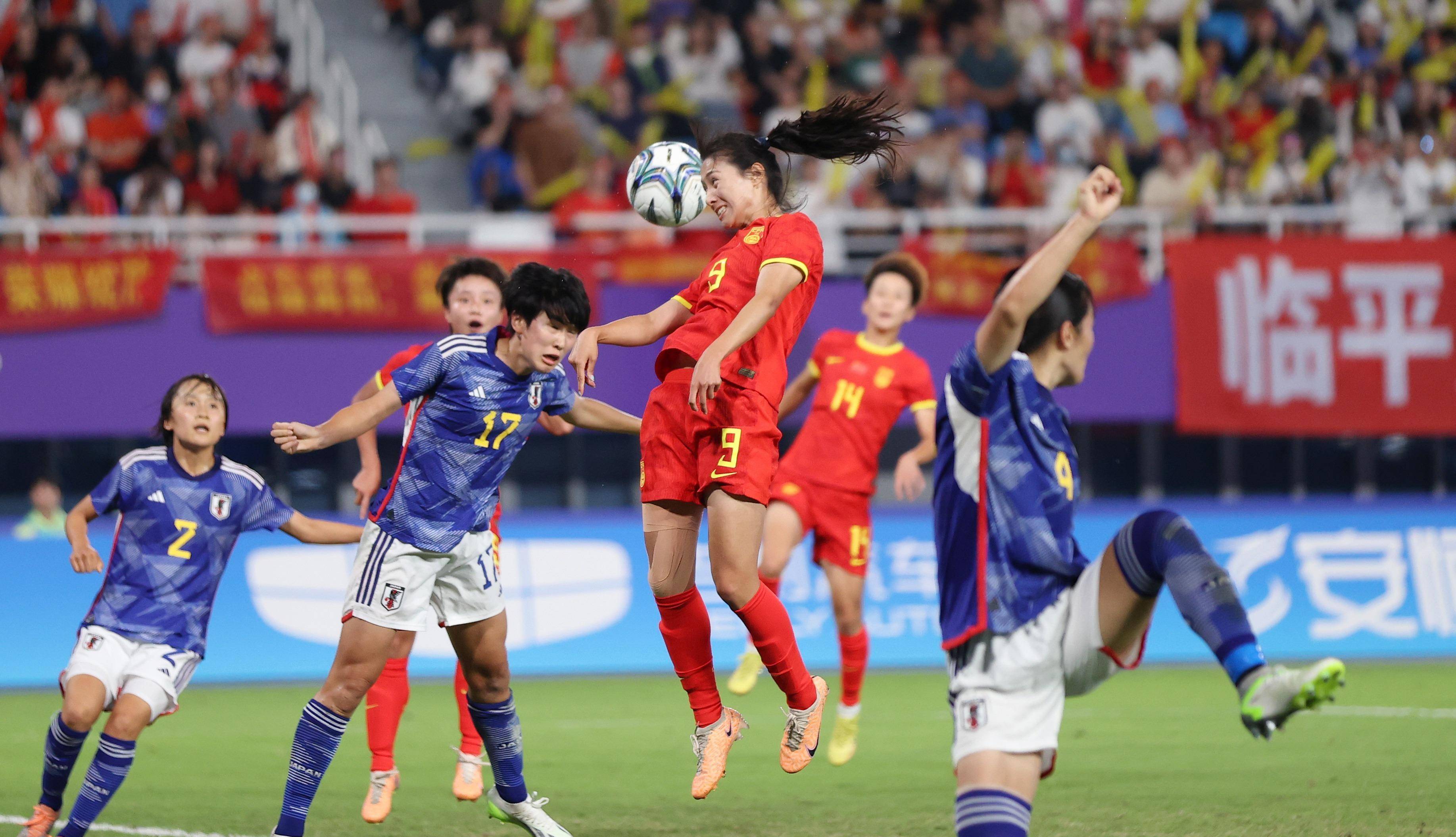 国内女足比赛紧张激烈，球员们全力以赴！