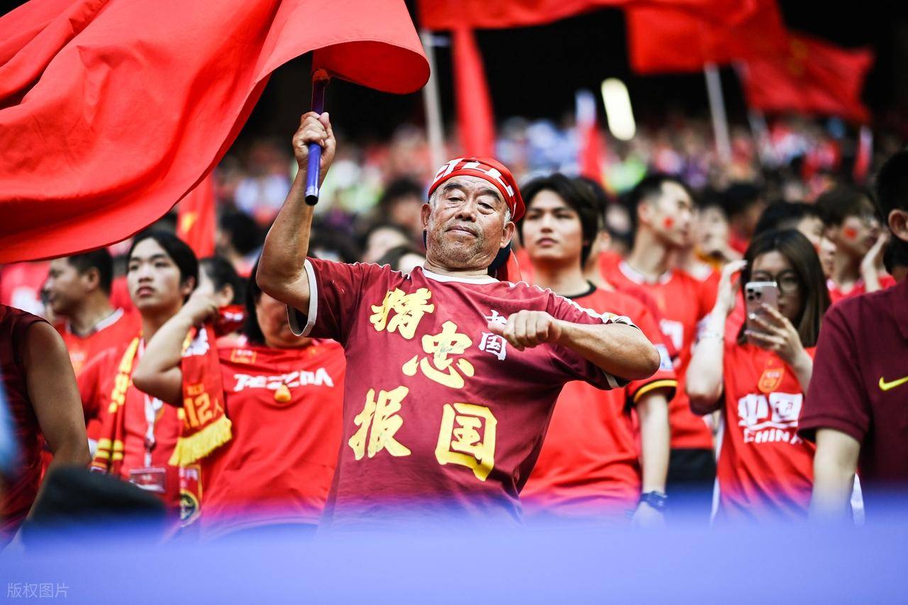 顽强的精神打动人心，比赛结束后全场球迷鼓掌致敬