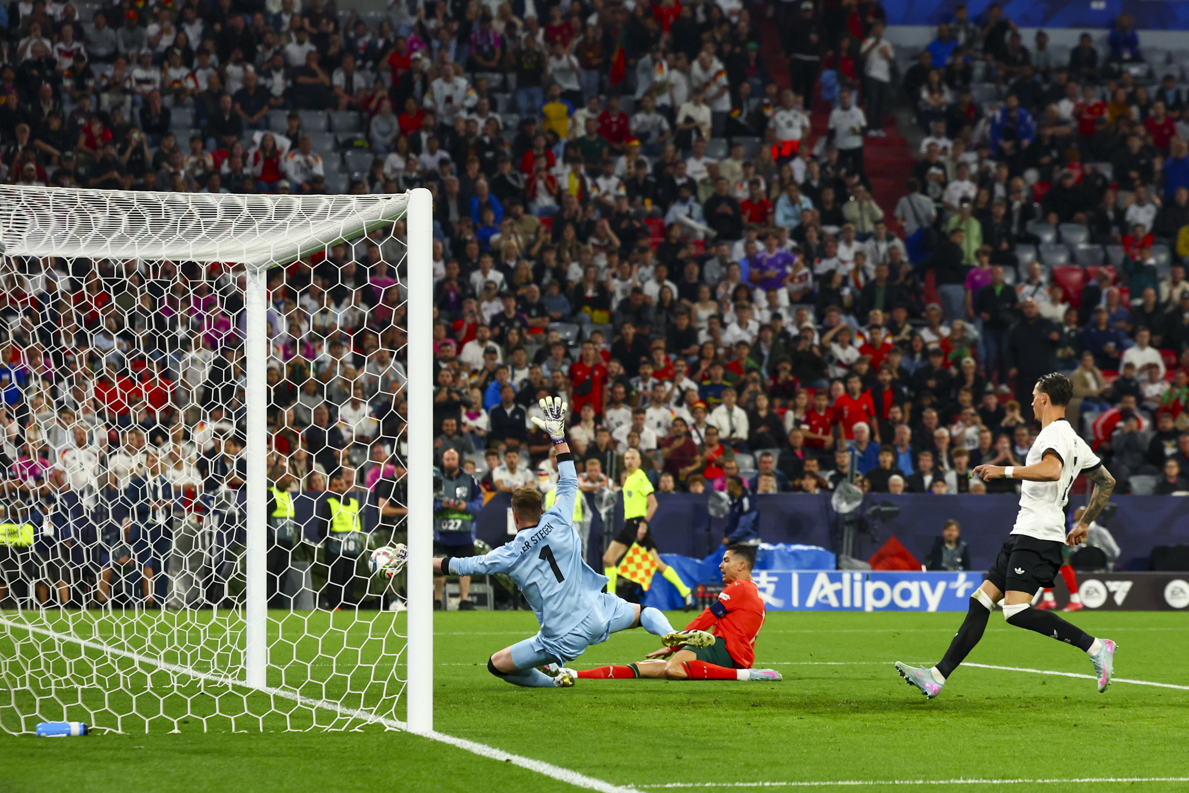 开云体育app-包含欧国联小组赛场面混乱，强队脱颖而出的词条