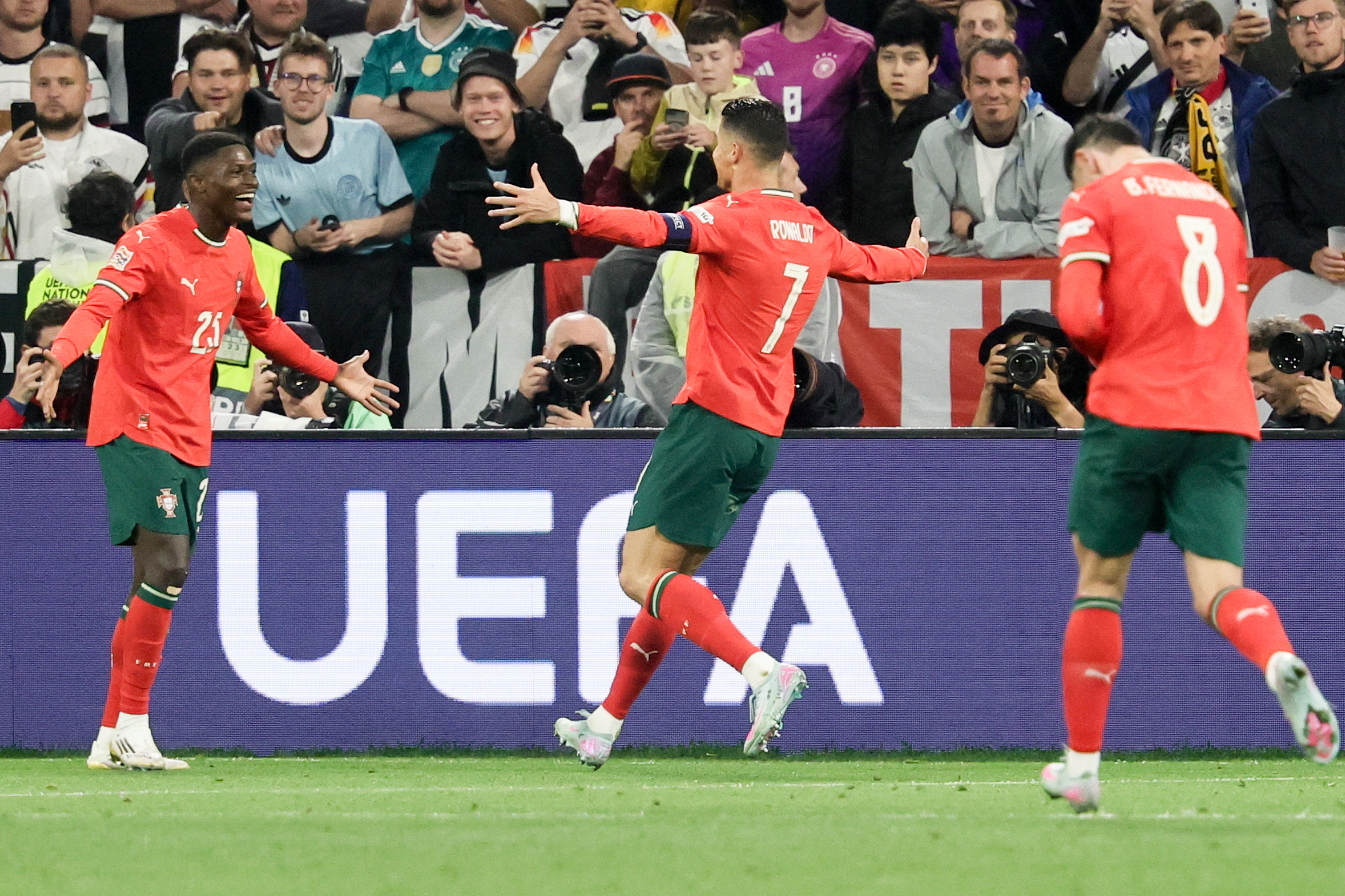 包含欧国联小组赛场面混乱，强队脱颖而出的词条