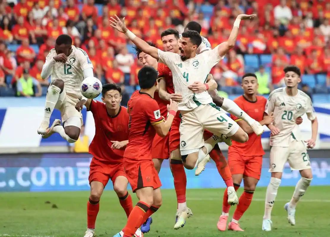 精彩足球赛事引发球迷狂热争议 精彩足球赛事引发球迷狂热争议