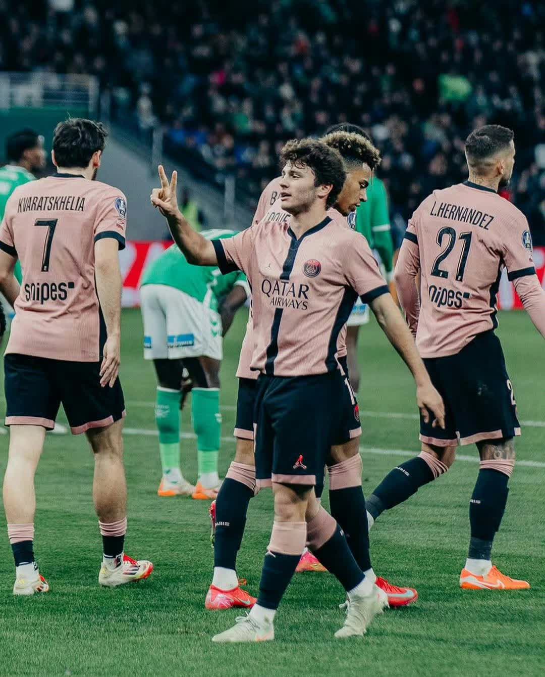 埃瓦尔战胜对手,球队引领胜利气氛的简单介绍 埃瓦尔战胜对手,球队引领胜利气氛的简单介绍