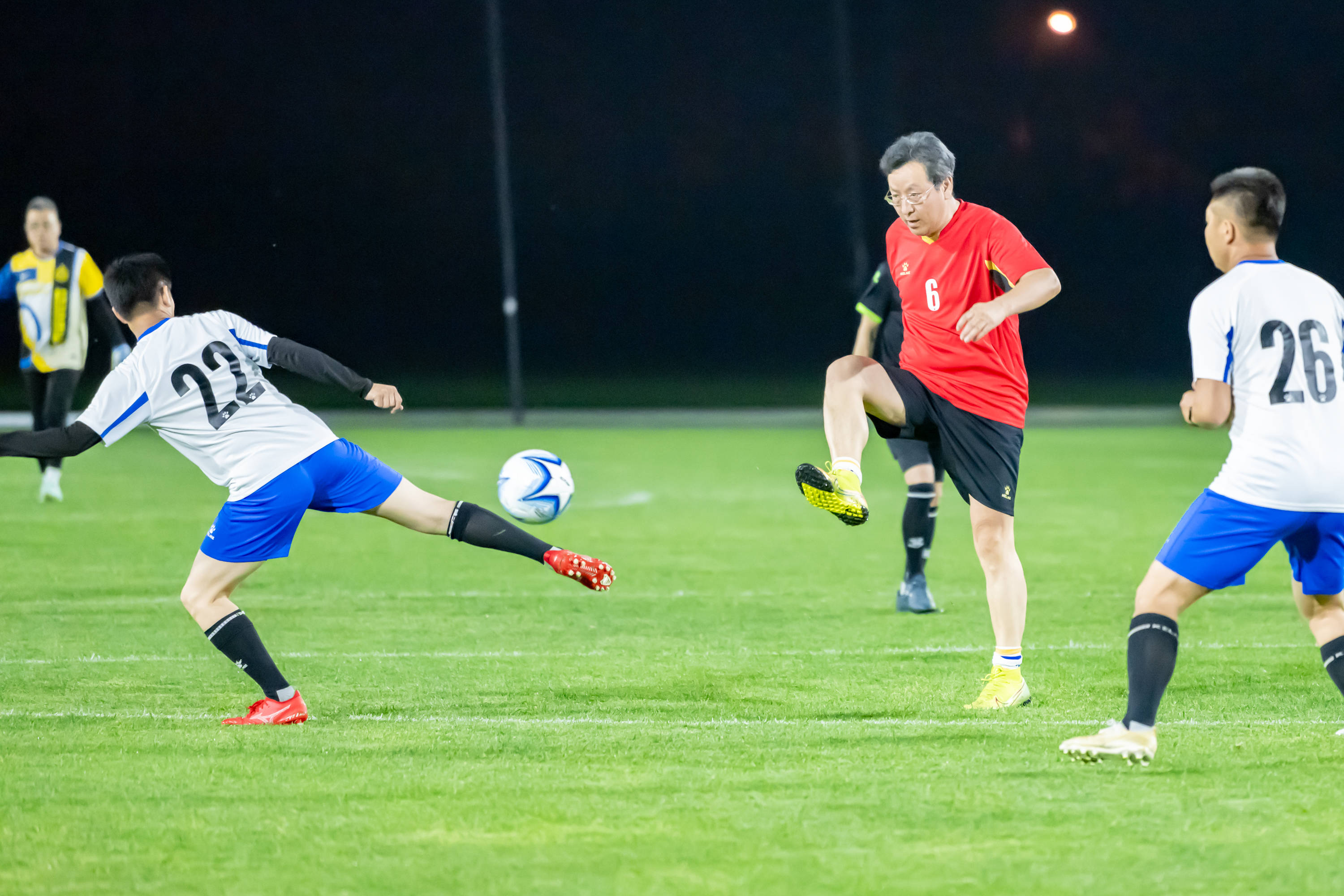 包含足球场上热火朝天，球员们拼尽全力比赛！的词条