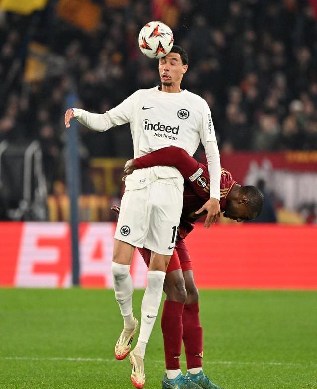 包含法兰克福中场表现出色，获得球迷好评的词条