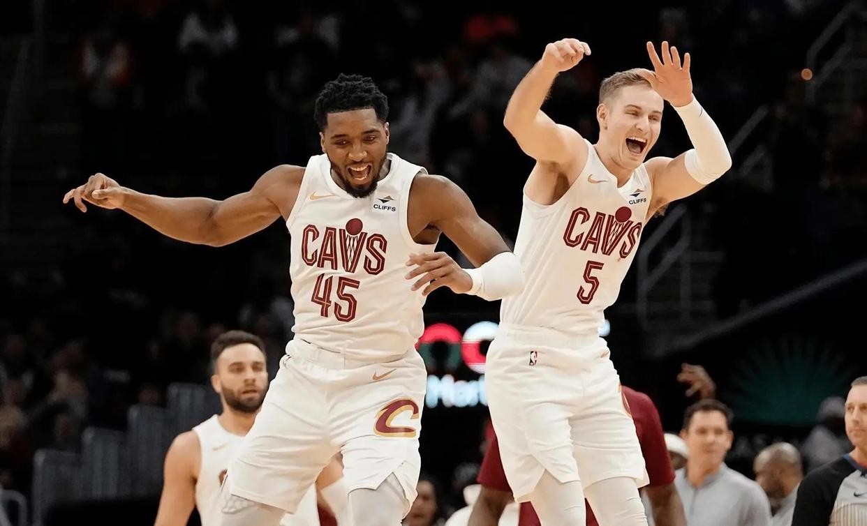 包含火箭逆转雄鹿，成功反超西部榜首的词条