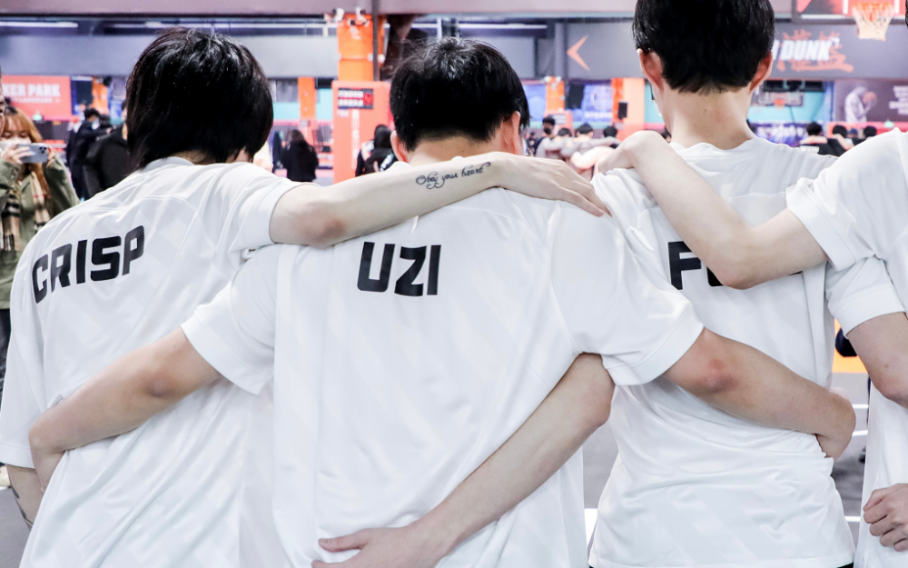 TES绝杀TL，Crisp极限生还后反打焦点之战成都决赛之夜，留下经典瞬间的简单介绍