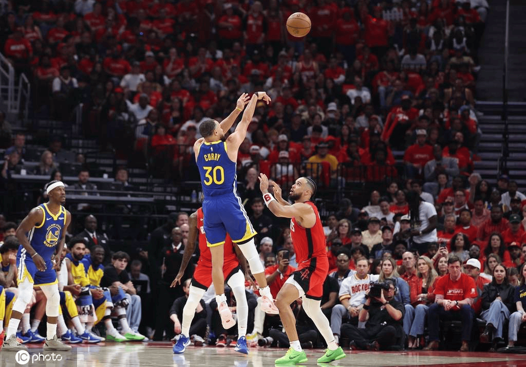 NBA季后赛首轮开战：勇士击败快船取得开门红