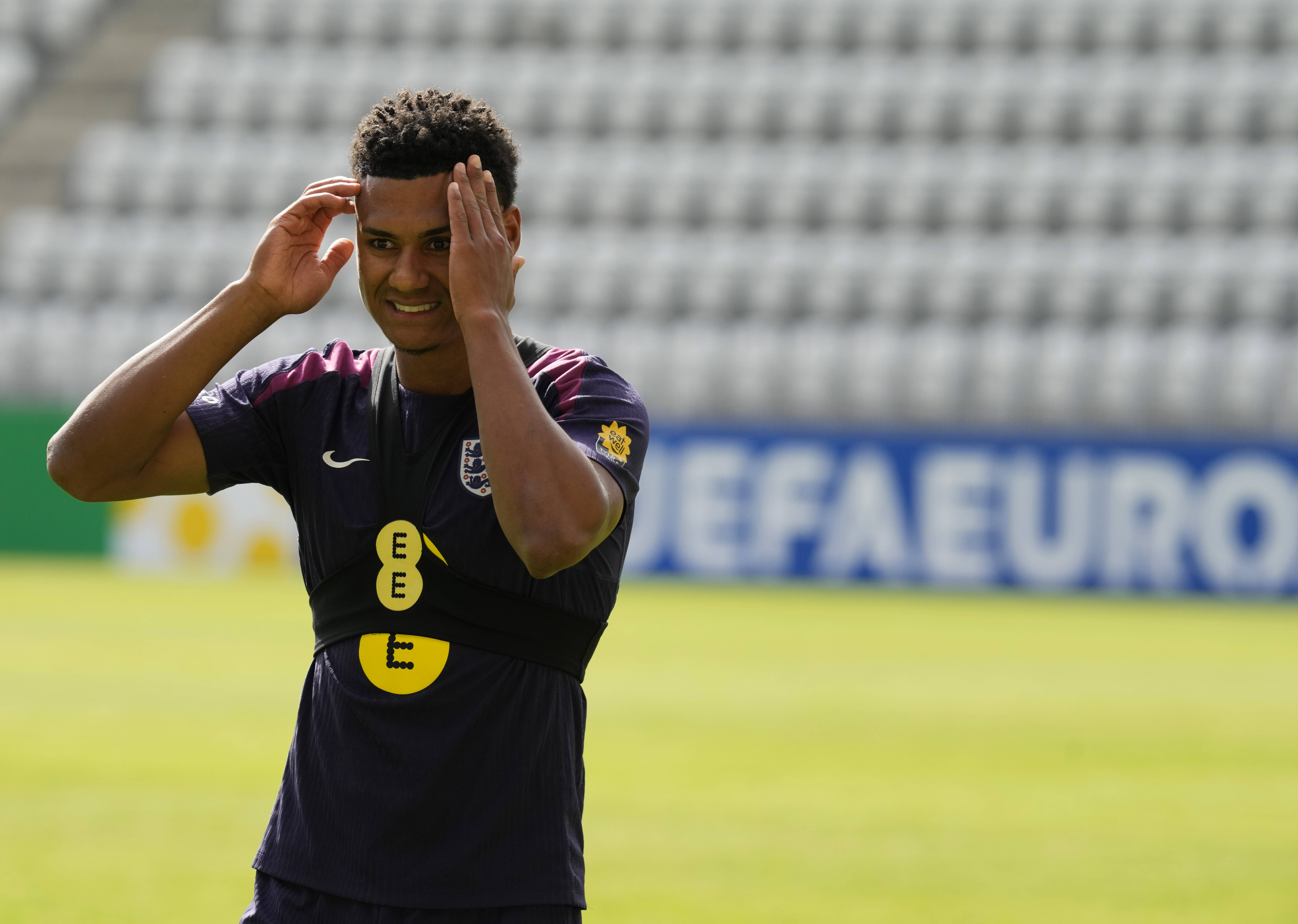 英格兰队在欧洲杯首战中赢得胜利