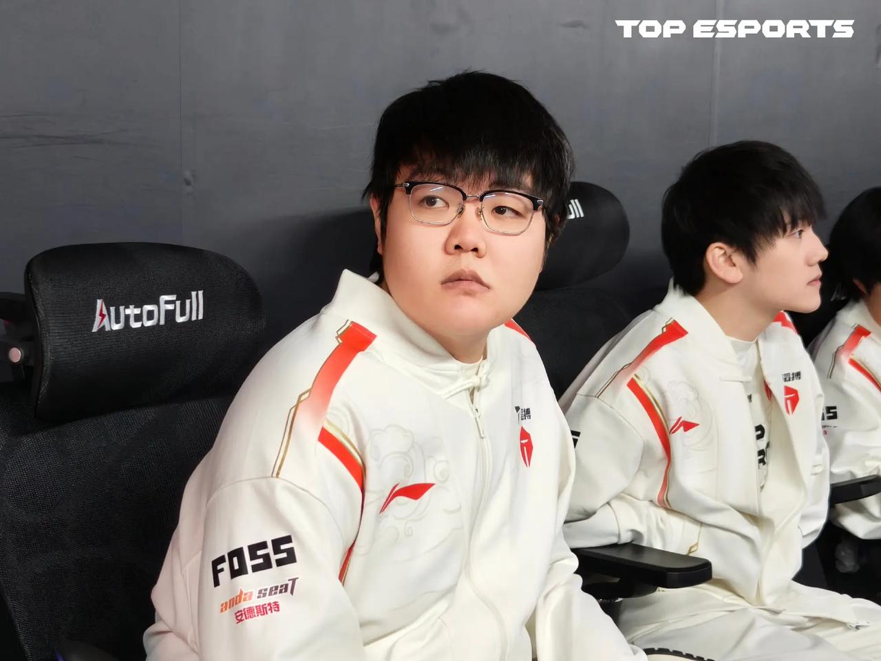 TES轻取BRO,Ruler关键团战开团秒人宿敌对决成都决赛之夜,点燃全场激情 TES轻取BRO,Ruler关键团战开团秒人宿敌对决成都决赛之夜,点燃全场激情