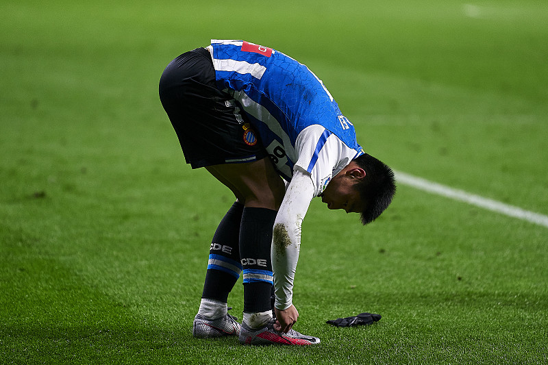 阿拉维斯艰难取胜，保级压力减轻