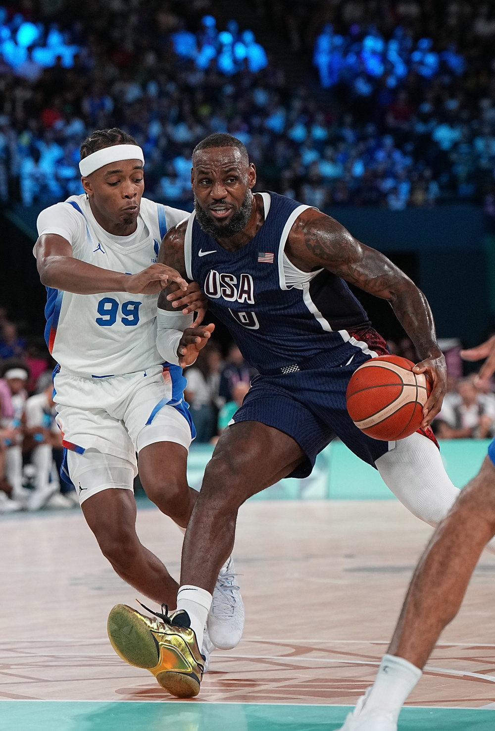 篮球决赛预告：强队争锋对决引爆球迷热情