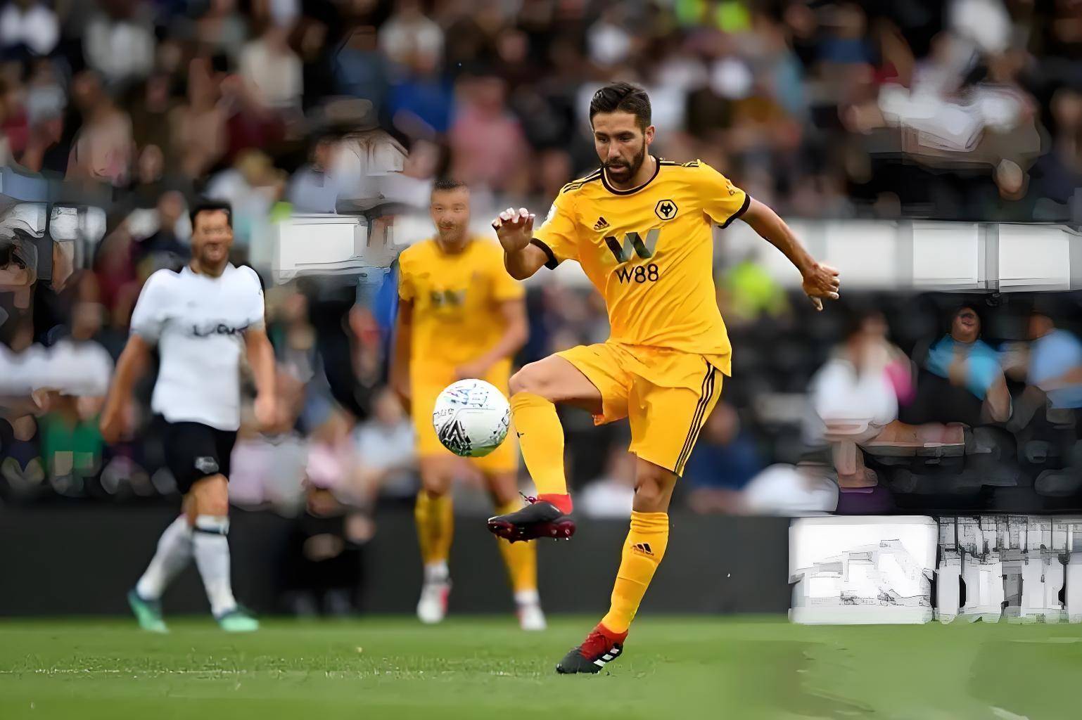 狼队主场遭遇伯恩茅斯逆袭，遗憾失利