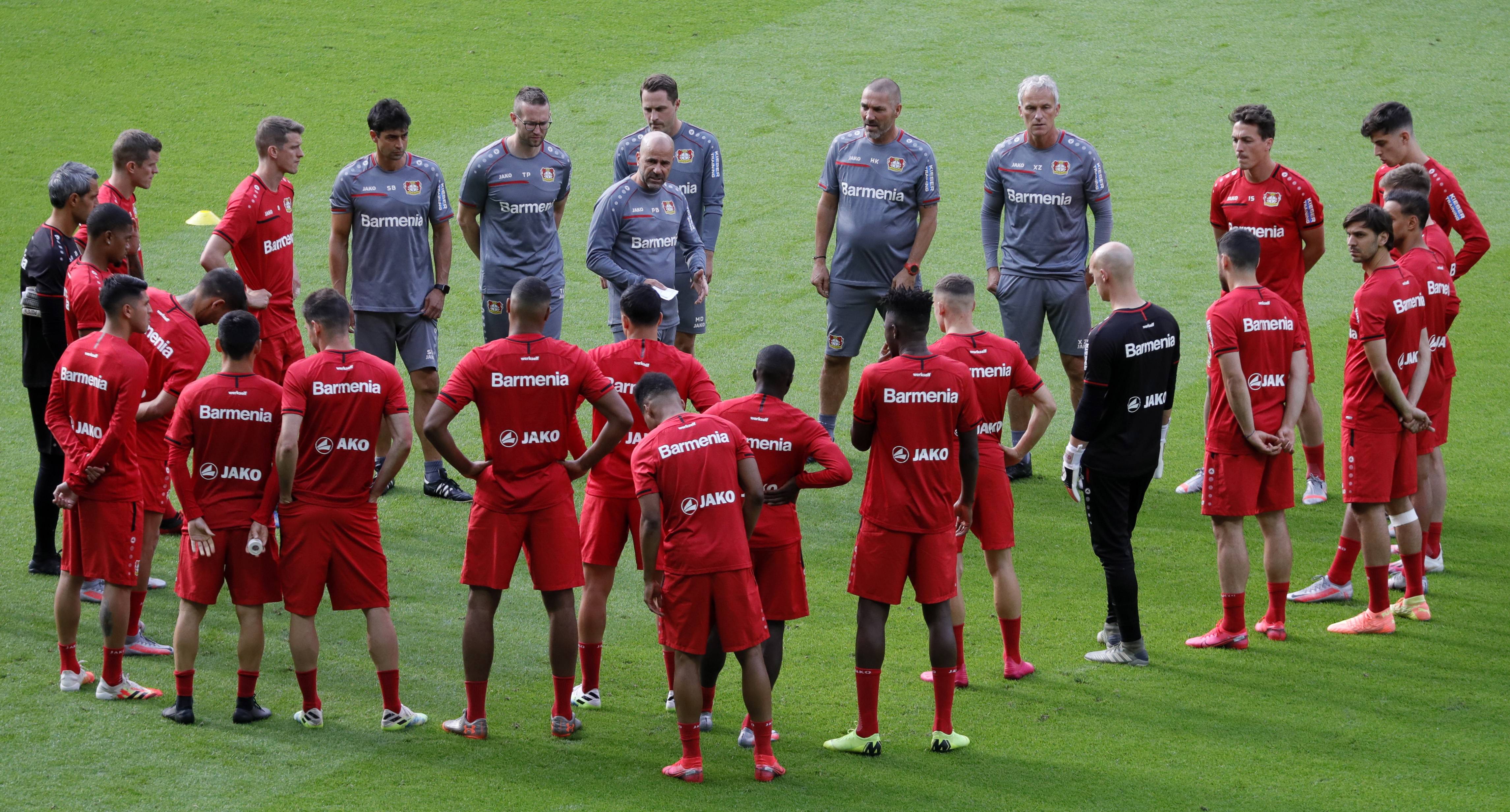 关于足球豪门争霸，球队集结备战磨练实力的信息