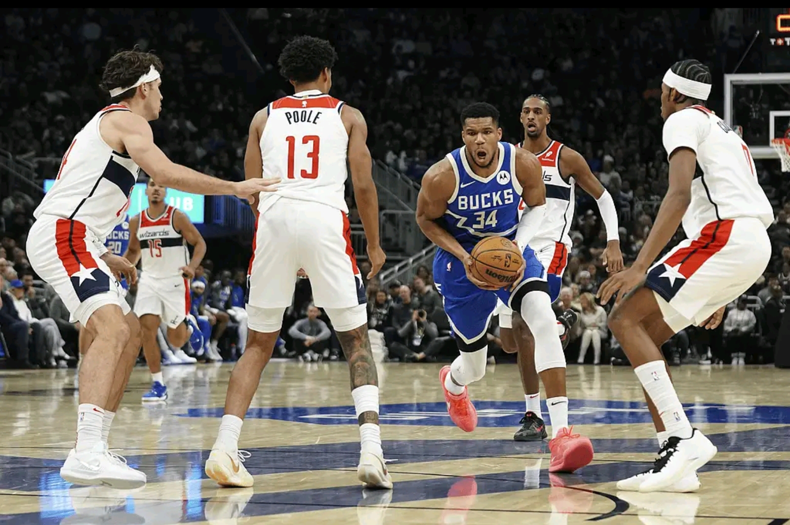 关于雄鹿险胜魔术，德罗赞关键制胜的信息